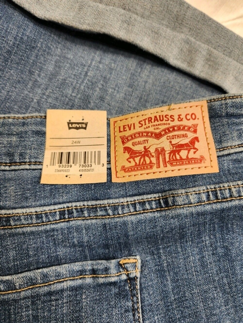 Levi's Shorts Womens plus Size 24W Mid Rise Distressed Cuffed Blue Denim NWT 03 - Picture 5 of 9